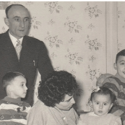 Seduta su un basso sgabello di&nbsp;legno